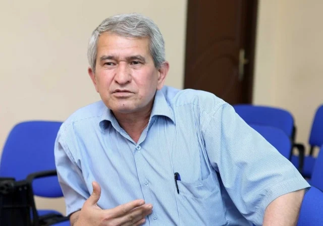 "Nəşriyyatlar yalnız özlərinin gəliri haqqında düşünürlər" - Niyə yazıçılar öz kitablarını küçədə satmalı olurlar?