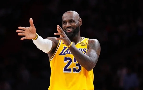41 yaşlı əfsanə tarix yazmağa davam edir: Lebron Ceyms elit dördlüyə daxil oldu