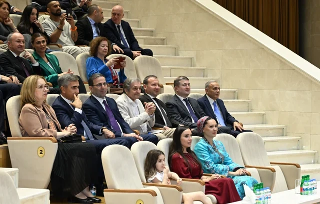 Leyla Əliyeva Arkadağ şəhərində əfsanəvi "Galkynyş" milli atüstü oyunlar qrupunun çıxışını izləyib - Foto