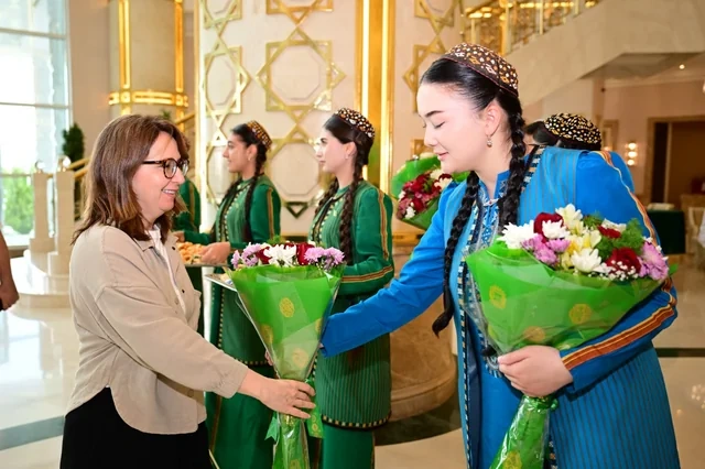 Aşqabad Azərbaycan mədəniyyətini qarşılayır - FOTO