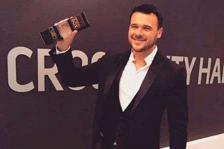Emin ondan ev istəyən idmançıya görün nə hədiyyə etdi - Video