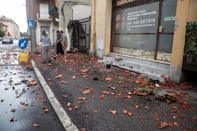 İtaliyanı tornado və nəhəng dolu VURDU: 43 yaralı, 10 min avtomobilə ziyan - FOTO - VİDEO