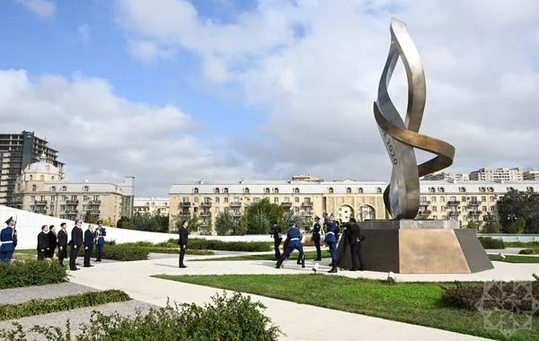 Tacikistanın baş naziri Bakıda Zəfər parkını və Fəxri xiyaban ziyarət edib - FOTO