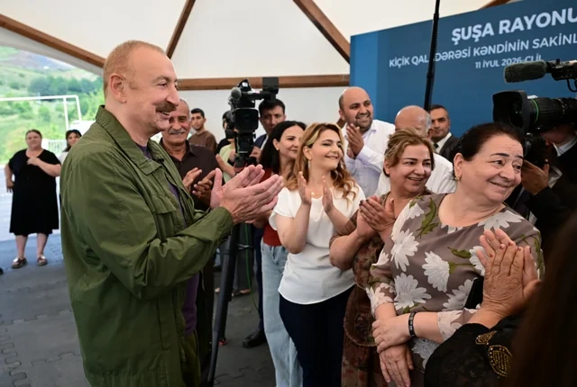 Prezident Kiçik Qaladərəsində görülən işlərlə tanış olub və kəndə qayıdan sakinlərlə görüşüb - FOTO