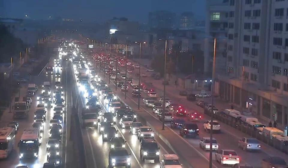 Bakının mərkəzində tıxaca görə hərəkətə keçilir - Video