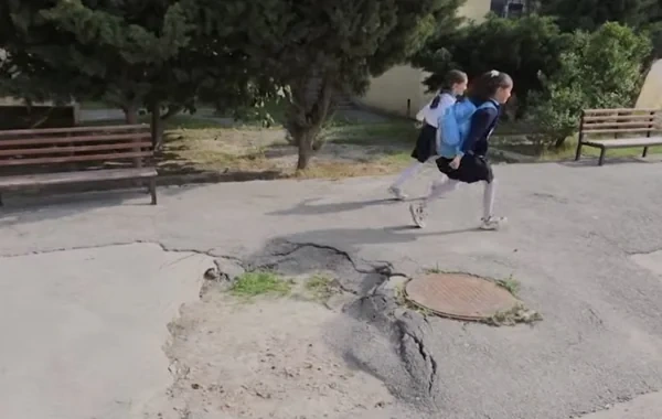 Uşaq meydançasında təhlükəli çökmə - Video