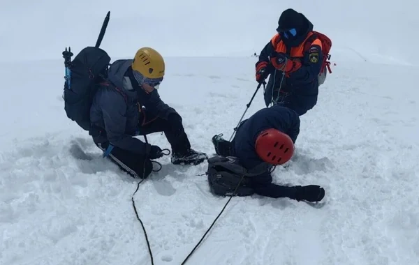Altı alpinist Elbrus dağında çətin vəziyyətdə qalıb - Axtarışlar aparılır