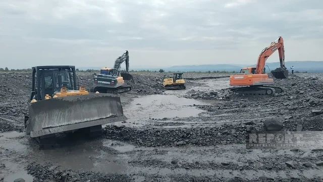 Oğuzda daşqınların qarşısını almaq üçün ağır texnikalar cəlb edilib - FOTO