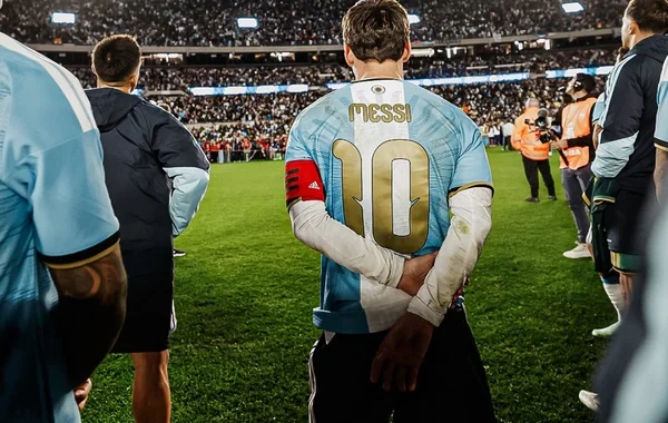 Messi: "Komanda yoldaşlarım məni dünya çempionu etdilər"