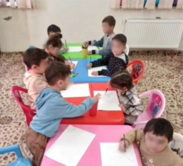 Qızıldaşda bağça problemi: Çarəsiz valideynlər, Mədəniyyət Mərkəzində döşəmədə yatan uşaqlar
