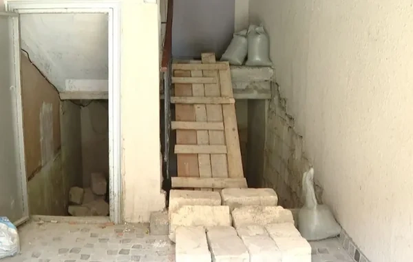 Bakıda binanın pilləkəni çökdü - VİDEO