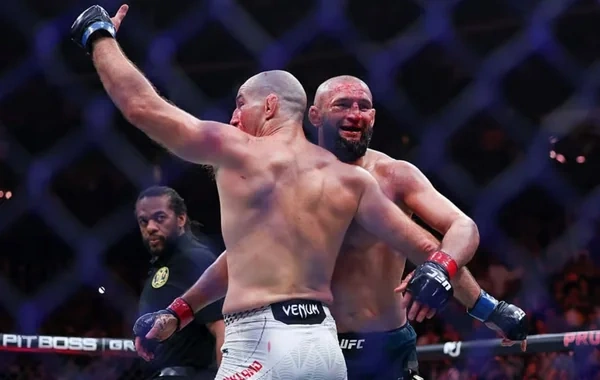 UFC: Şon Striklend dünya çempionu oldu, Hamzat Çimayev ilk məğlubiyyətini aldı - VİDEO