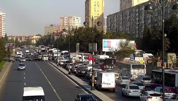 Yol polisi tıxacı belə aradan qaldırdı - Video