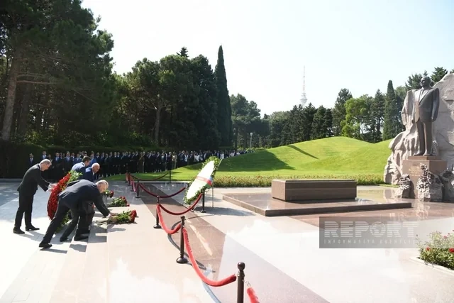 XİN-in kollektivi Fəxri və Şəhidlər xiyabanlarını ziyarət edib - FOTO