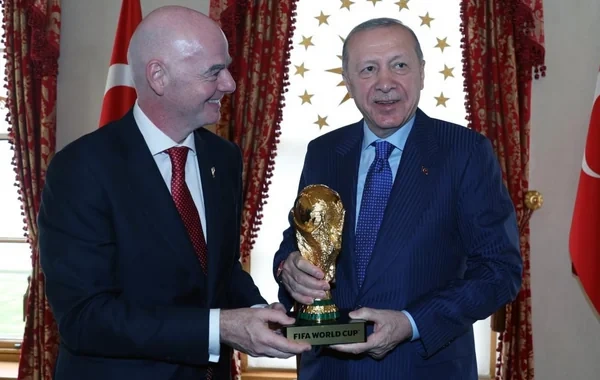 Canni İnfantino Rəcəb Tayyib Ərdoğana imzalı forma hədiyyə edib - FOTO