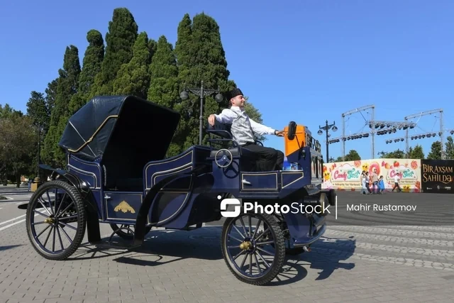 Bulvarda yeni xidmət: Elektrik mühərrikli retro faytonlar istifadəyə verildi - FOTO