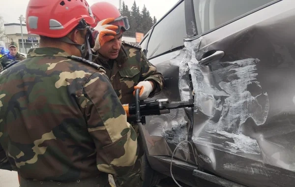 Xaçmazda AĞIR QƏZA: Sıxılı vəziyyətdə qalan qadının xilas edilməsinin ANBAAN GÖRÜNTÜSÜ