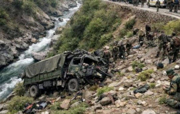 Hindistan ordusuna məxsus avtomobil dərəyə aşıb: Çox sayda ölən və yaralanan var