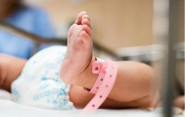 Qolları olmadığı üçün anasının imtina etdiyi körpənin ayaqlarında da problem var: Körpələr evinə verildi