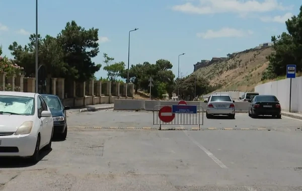 Sürüşmə təhlükəsinə görə bağlanan yolda bərpa işləri niyə aparılmır? - VİDEO