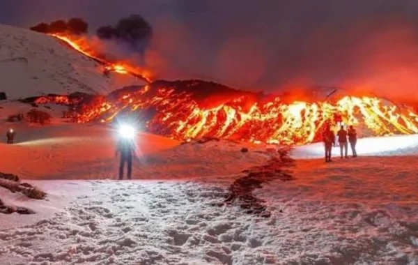 Etna vulkanı püskürür: Turistlər xəbərdarlıqlara məhəl qoymadan bölgəyə axışırlar - VİDEO