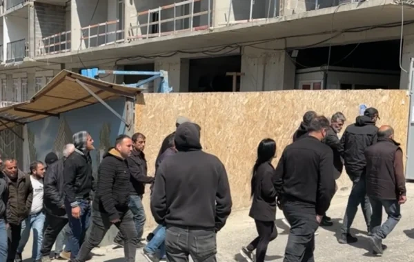 Gürcüstanda etiraz aksiyası - Maaşlarını ala bilməyən soydaşlarımızın şikayəti - VİDEO