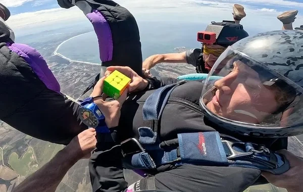 Alman bloqer paraşütlə tullanarkən Rubik kubunu yığaraq dünya rekordu qırdı - VİDEO