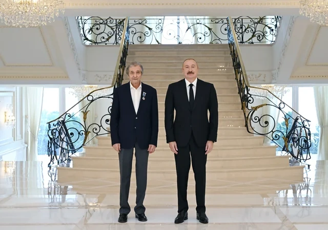 İlham Əliyev Fərhad Xəlilova "İstiqlal" ordenini təqdim edib - Foto