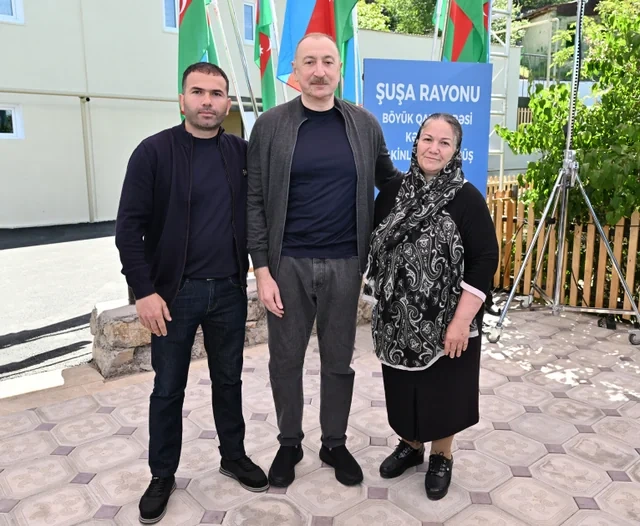 İlham Əliyev Şuşanın Böyük Qaladərəsi kəndində görülən işlərlə tanış olub, sakinlərlə görüşüb