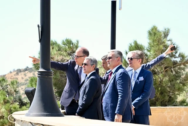 ATƏT-in fəaliyyətdə olan sədri Bakıda şəhidlərin xatirəsini anıb - FOTO