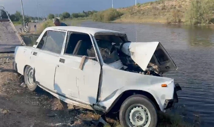 Maşını elektrik dirəyinə çırpan sürücünü tok vurub öldürdü