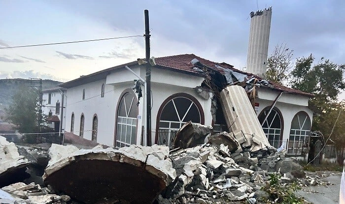 Qasırğa məscidin minarəsini aşırdı - Video
