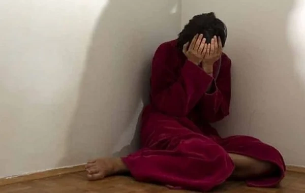 Kişi yemək hazırlamayan arvadına telefonla vuraraq xəsarət yetirdi
