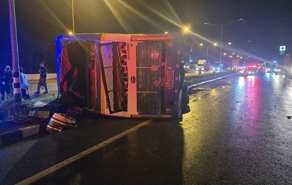 Tailandda ikimərtəbəli avtobus qəzaya uğrayıb: Xeyli yaralı var - FOTO