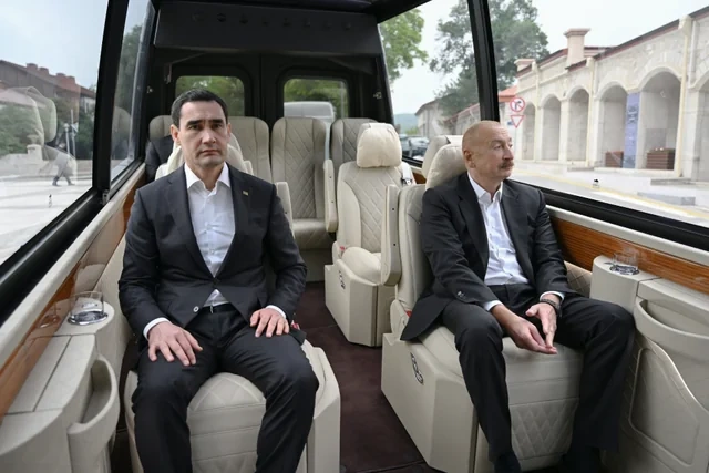 Prezidentlər Şuşada Azərbaycanın tanınmış şəxsiyyətlərinin işğal dövründə güllələnmiş büstlərinə baxıblar - FOTO