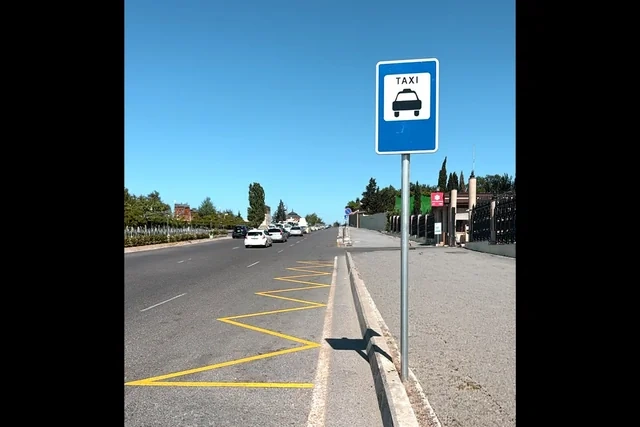 Altı tibb müəssisəsinin yanında minib-düşmə yerləri yaradılıb  - FOTO