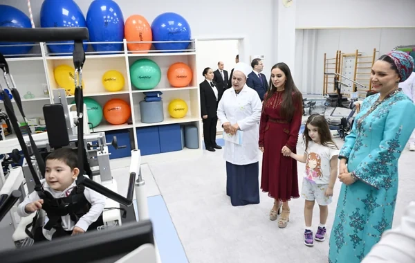 Leyla Əliyeva Arkadağ şəhərində Uşaq Sağlamlığı və Reabilitasiya Mərkəzinin fəaliyyəti ilə tanış olub - Foto