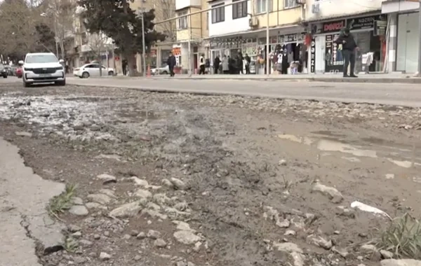 Bakıxanov qəsəbəsində YOL PROBLEMİ: "Qazdılar, əvvəlki halına qaytarmadılar" - VİDEO