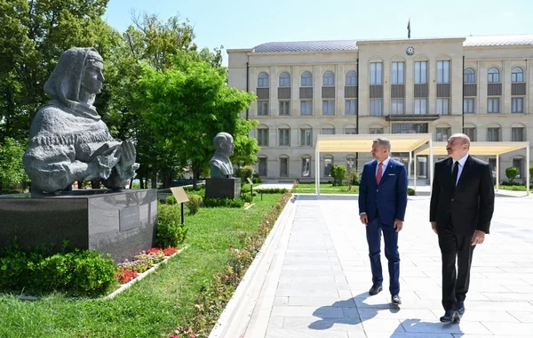 İlham Əliyev və Peter Pelleqrini Şuşada Azərbaycanın tanınmış şəxsiyyətlərinin işğal dövründə güllələnmiş büstlərinə baxıblar