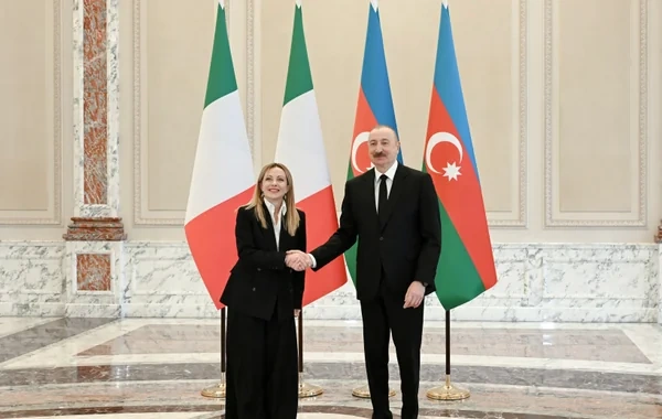 Prezident İlham Əliyev və İtaliya Nazirlər Şurasının sədri Corcia Meloni mətbuata bəyanatlarla çıxış edirlər