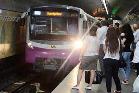 Bakıda sərnişinlə dolu qatar tüstüləməyə başladı - Video