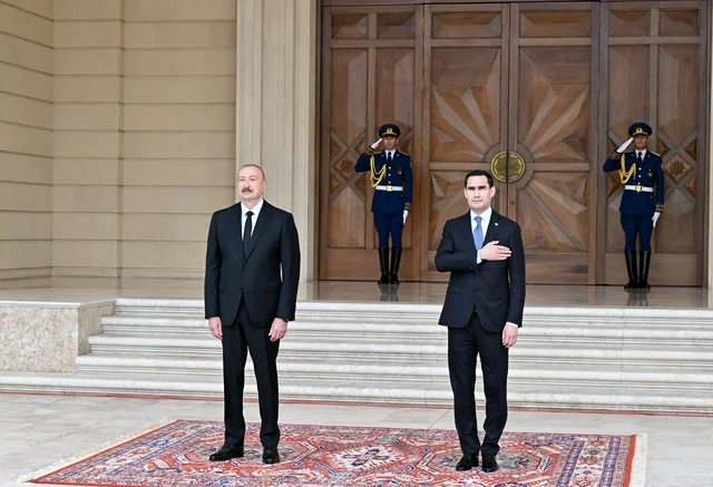 İlham Əliyev Sərdar Berdiməhəmmədovu Bakıda qarşıladı - FOTO