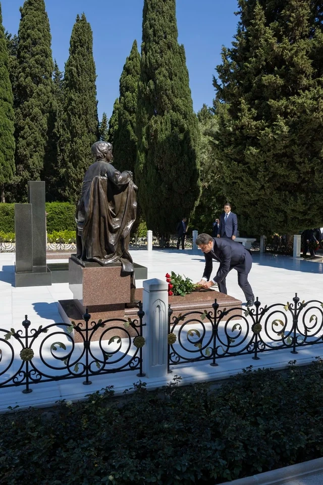 AZAL kollektivi və mülki aviasiyanın digər nümayəndələri Fəxri xiyabanı ziyarət ediblər - FOTO