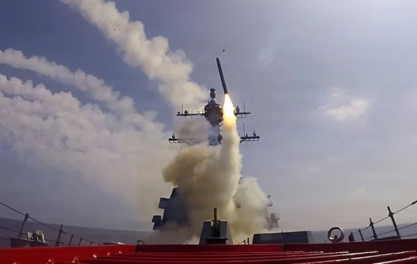 Oman körfəzində GƏRGİNLİK: İran ABŞ-nin hərbi gəmisinə ZƏRBƏ ENDİRDİ