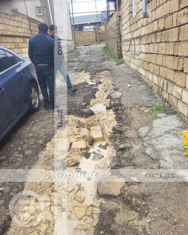 Binəqədidə sakin həyətini sudan qorumaq üçün boru çəkdi, qonşuların yolu yararsız hala düşdü - Şikayət - Foto/Video