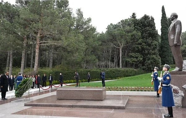 Efiopiyanın baş naziri Fəxri xiyabanda Heydər Əliyevin məzarını ziyarət edib