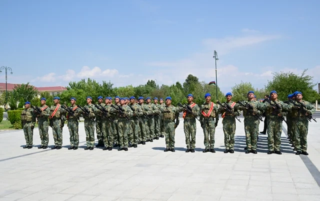 Prezident Əlahiddə Ümumqoşun Orduda yeni yaradılan komando hərbi hissələrinə Döyüş bayraqlarının verilməsi mərasimində iştirak edib - VİDEO