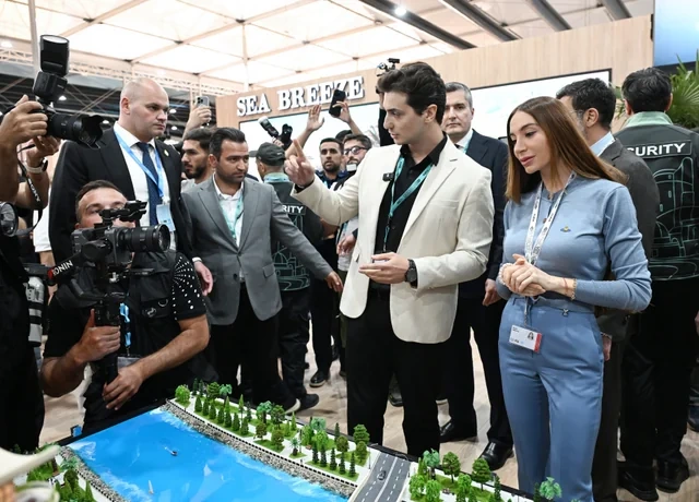 Leyla və Arzu Əliyevalar "Urban Expo" sərgisi ilə tanış olublar - FOTO