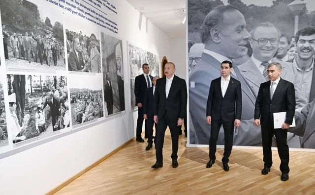 Prezidentlər Şuşada Azərbaycanın tanınmış şəxsiyyətlərinin işğal dövründə güllələnmiş büstlərinə baxıblar - FOTO