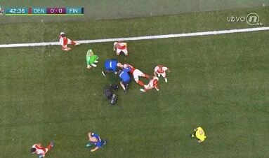 Eriksen huşunu itirərək yıxıldı - Video